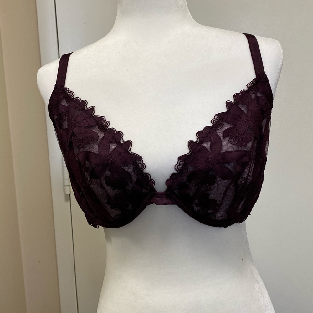 Beautiful, sexy Victoria Secrets bra. Worn twice.